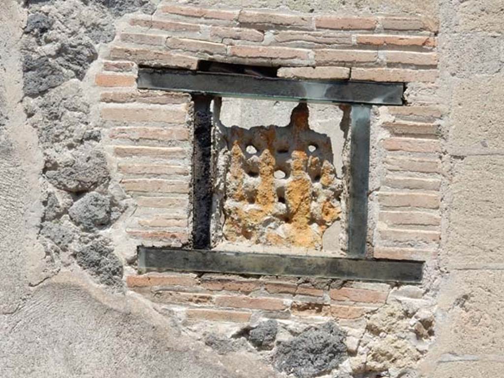 III.16, Herculaneum, May 2018. Terracotta window on south side of entrance doorway.
Photo courtesy of Buzz Ferebee